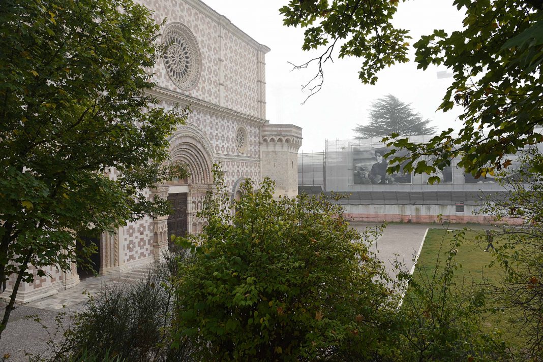 …e vanne in Puglia piana… fotografie di Giuseppe Pavone e MIchele Robertohttps://www.exibart.com/repository/media/formidable/11/img/2fb/pavone-laquila-basilica-di-collemaggio-1068x713.jpg