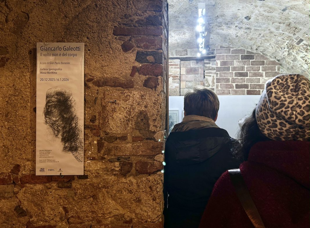 Giancarlo Galeotti – Il volto non è del corpohttps://www.exibart.com/repository/media/formidable/11/img/326/Galeotti_Galleria-Soaziografico_Massa-Marittima_1-1068x786.jpg