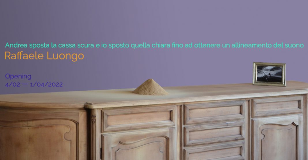 Raffaele Luongo. Andrea sposta la cassa scura e io sposto quella chiara fino ad ottenere un allineamento del suono.https://www.exibart.com/repository/media/formidable/11/img/34c/R.Luongonewsl-1068x557.jpg