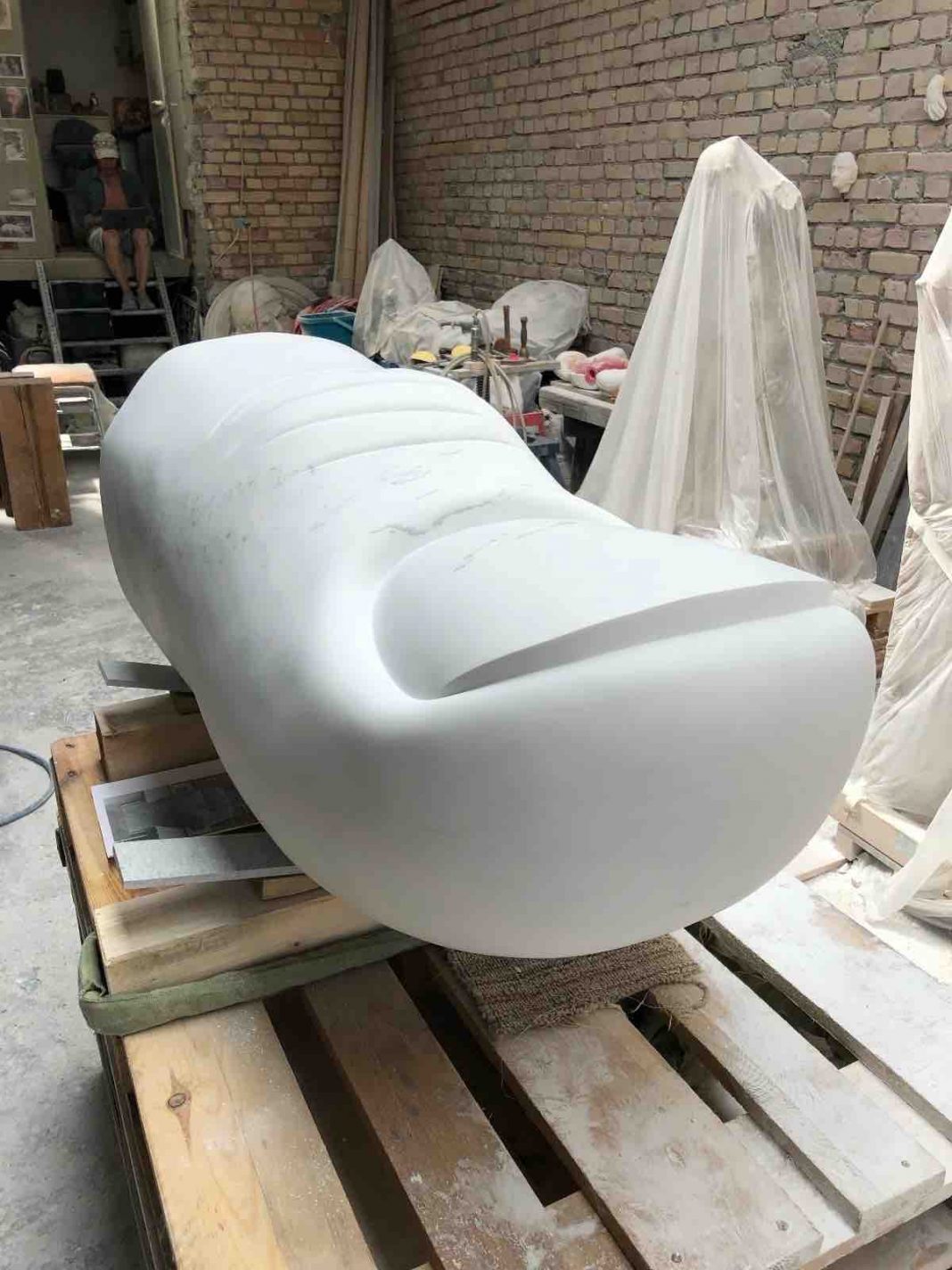 Jonathan Monk – T.H.U.M.B.https://www.exibart.com/repository/media/formidable/11/img/35a/T.H.U.M.B.-1068x1424.jpg