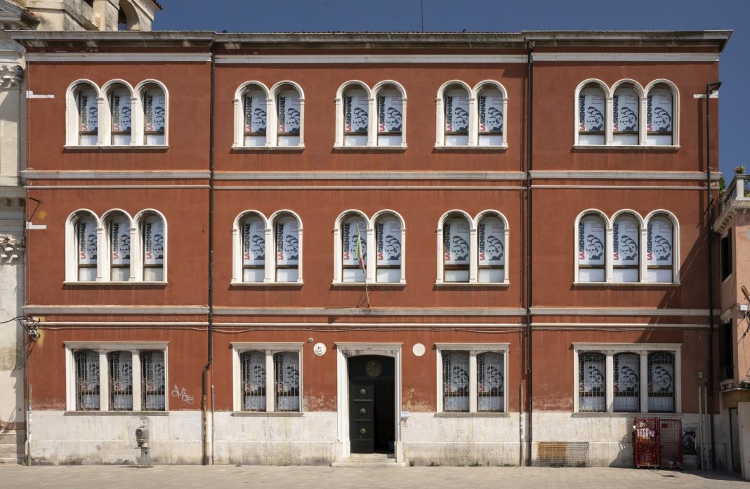 Ahmet Öğüt – Today in History: Shortly after Pinochet’s violent coup d’état, the 1974 Venice Biennale was entirely dedicated to Chile.https://www.exibart.com/repository/media/formidable/11/img/36b/jpg-1068x697.jpg