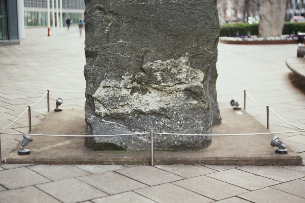 Unframing Viewshttps://www.exibart.com/repository/media/formidable/11/img/37c/Giacomo-Segantin_Stone-grab-2025_Inkjet-print-on-photographic-paper_90x60cm_Courtesy-the-artist-and-Artopia-Gallery-min-1068x712.jpg