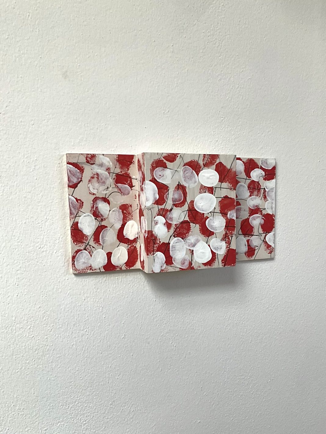 Il respiro nascosto delle cose. Omaggio a Hélènehttps://www.exibart.com/repository/media/formidable/11/img/394/2.-Stuart-Arends_Hélène-Red_2022-1068x1423.jpeg