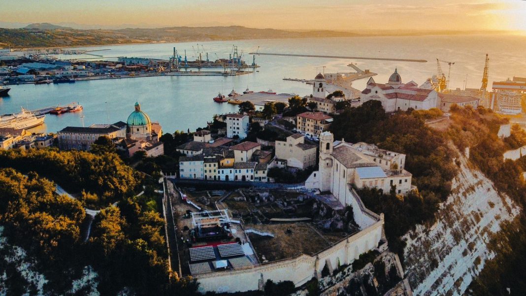 Le mostre alla Mole Vanvitelliana e le visite guidate all’Anfiteatro Romano con AdMed Festhttps://www.exibart.com/repository/media/formidable/11/img/3ab/Anfiteatro-Romano-AN-1068x601.jpeg