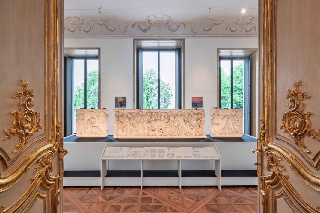 Salvatore Settis – Storia di un gesto. Le ragioni di una mostrahttps://www.exibart.com/repository/media/formidable/11/img/3c0/Il-sarcofago-al-piano-nobile_foto-Daniele-Portanome-per-Fondazione-Luigi-Rovati-1068x712.jpg