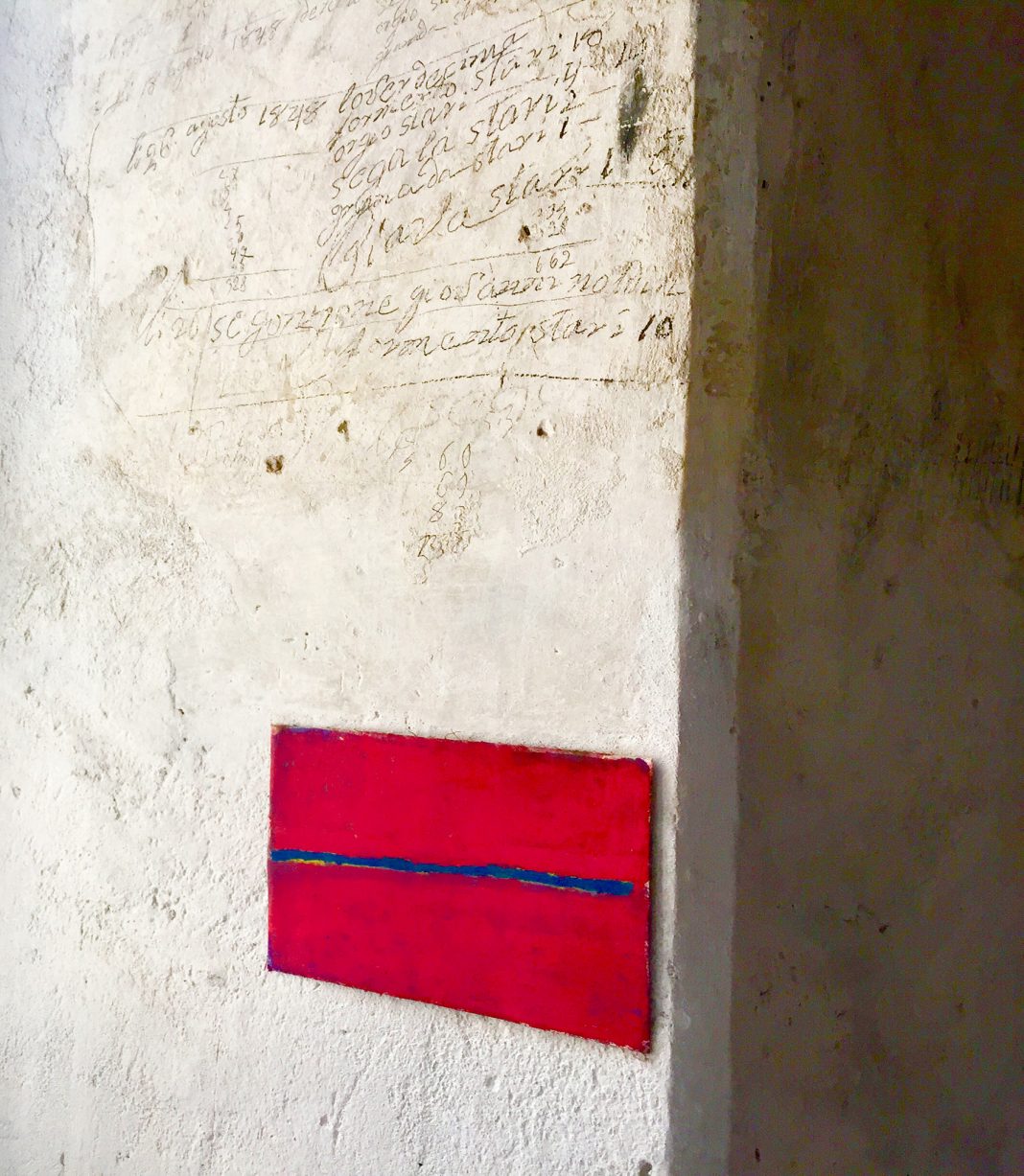 Giovanna Bonenti – Smussando angoli vivihttps://www.exibart.com/repository/media/formidable/11/img/3f5/Castel_Belasi_Giovanna_Bonenti_veduta_mostra_1-1068x1227.jpg