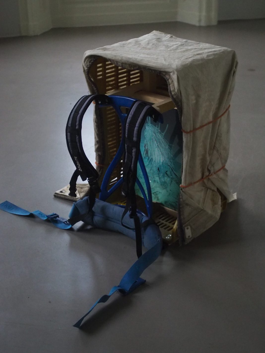 Gianlorenzo Nardi – Al suono di un flautohttps://www.exibart.com/repository/media/formidable/11/img/438/Gianlorenzo-Nardi-Backpack-2023.-Scultura-performativa.-Courtesy-lartista-1068x1424.jpg