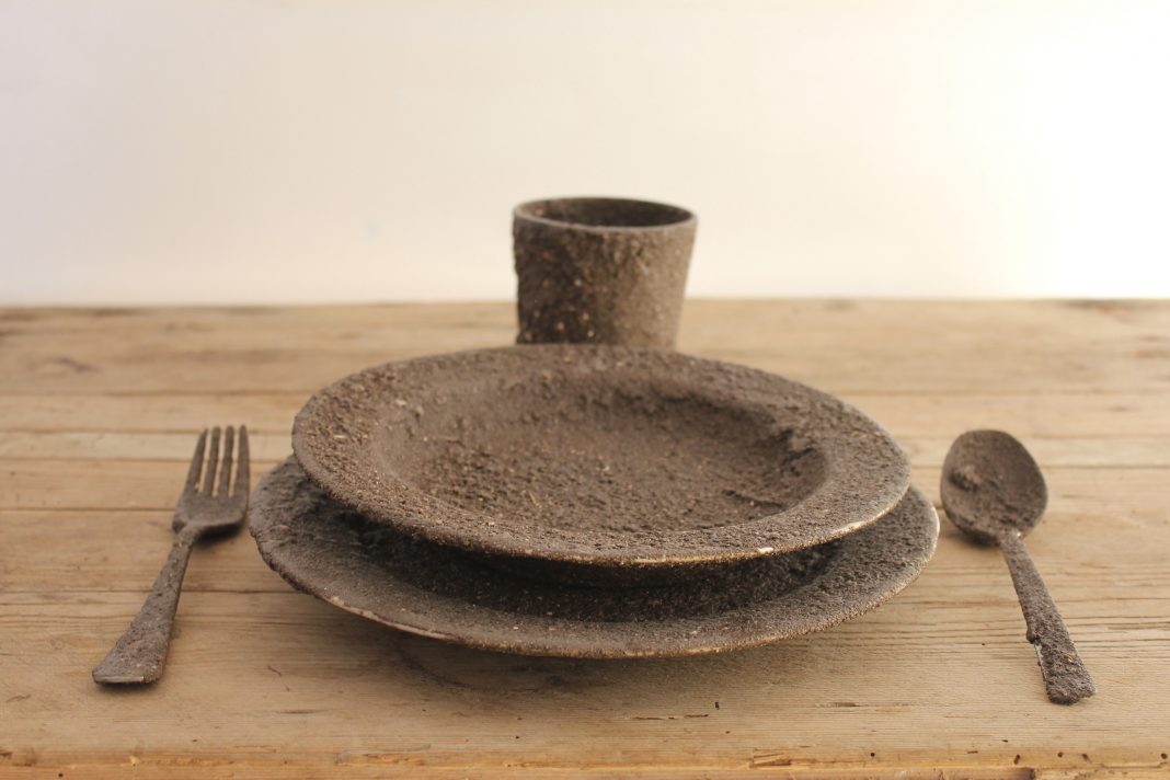 Gianni Polinas –  Una è la terrahttps://www.exibart.com/repository/media/formidable/11/img/43a/imm.installaz.UNAèLA.Terrapolinas.-1068x712.jpg