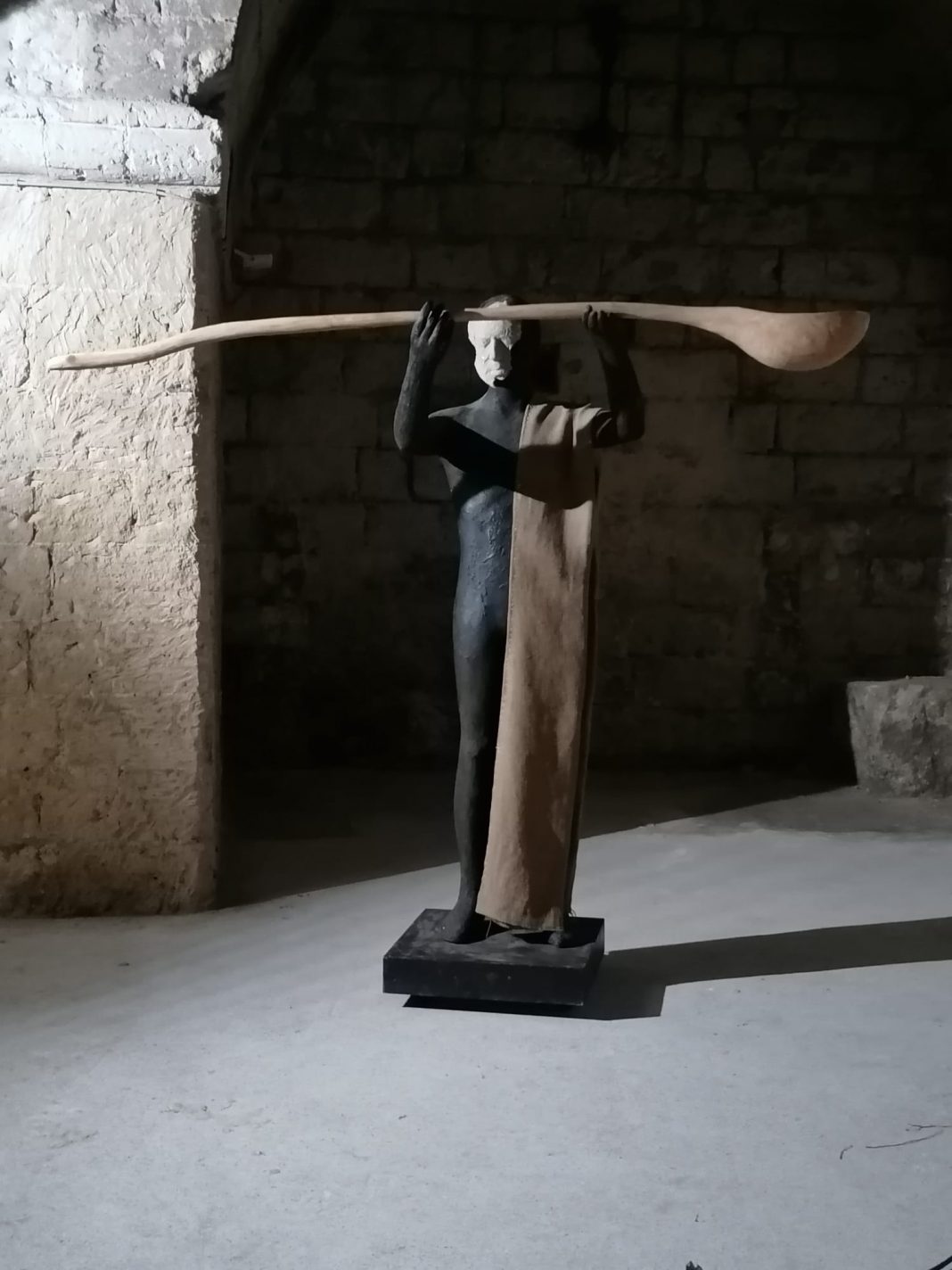 Angelo Aligia – Identità!https://www.exibart.com/repository/media/formidable/11/img/465/Luomo-con-il-cucchiaio-1068x1424.jpg