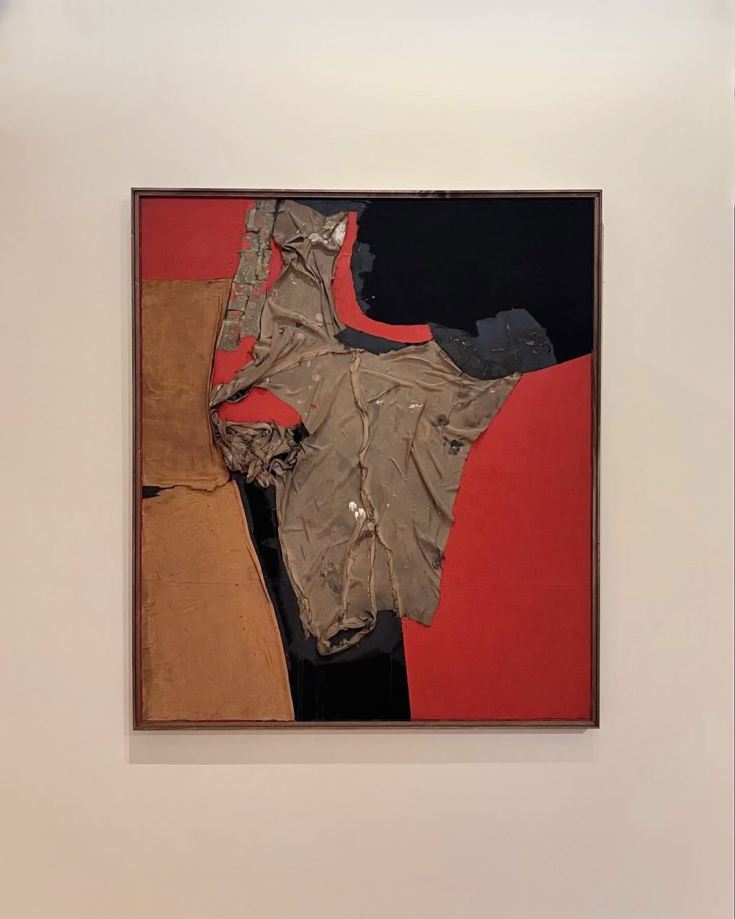 Il ritorno dei maestri del XX secolo: Alberto Burrihttps://www.exibart.com/repository/media/formidable/11/img/469/Alberto-Burri-Rosso-nero-1956-stoffa-olio-e-vinavil-su-tela-Courtesy-Collezione-Roberto-Casamonti-1068x1335.jpg