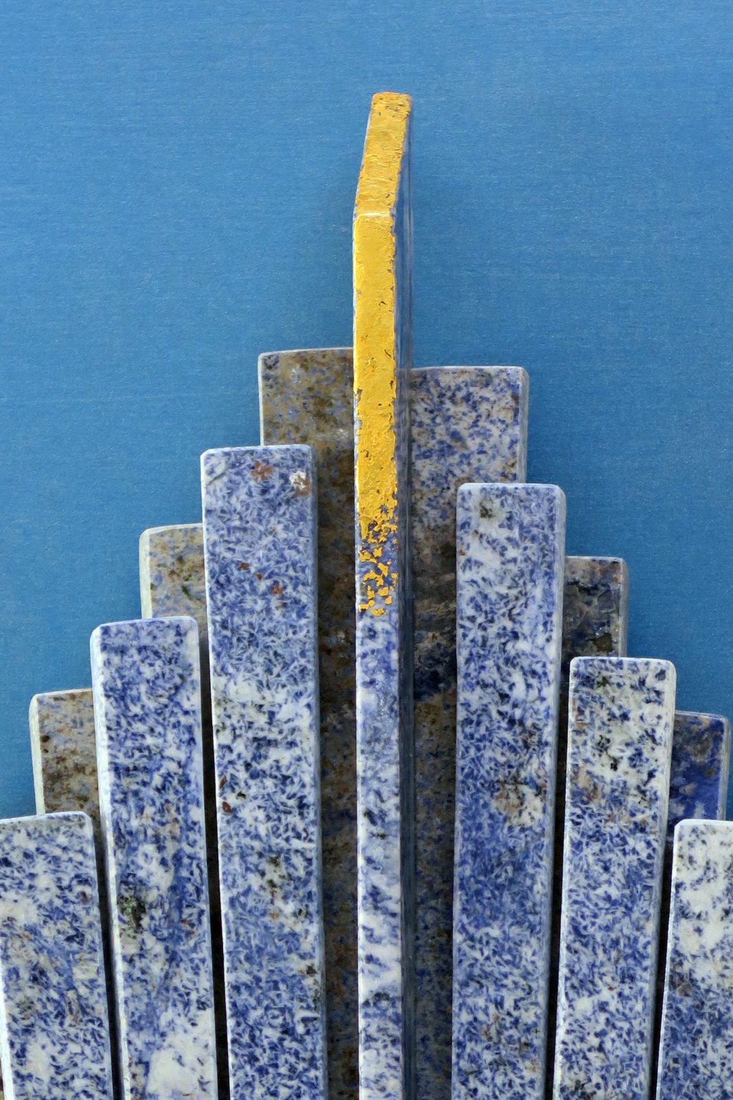 Gioni David Parra – Il linguaggio della natura. Bladelight Concerthttps://www.exibart.com/repository/media/formidable/11/img/48b/STELE-Azul-Part.-2-1-1-1068x1602.jpg