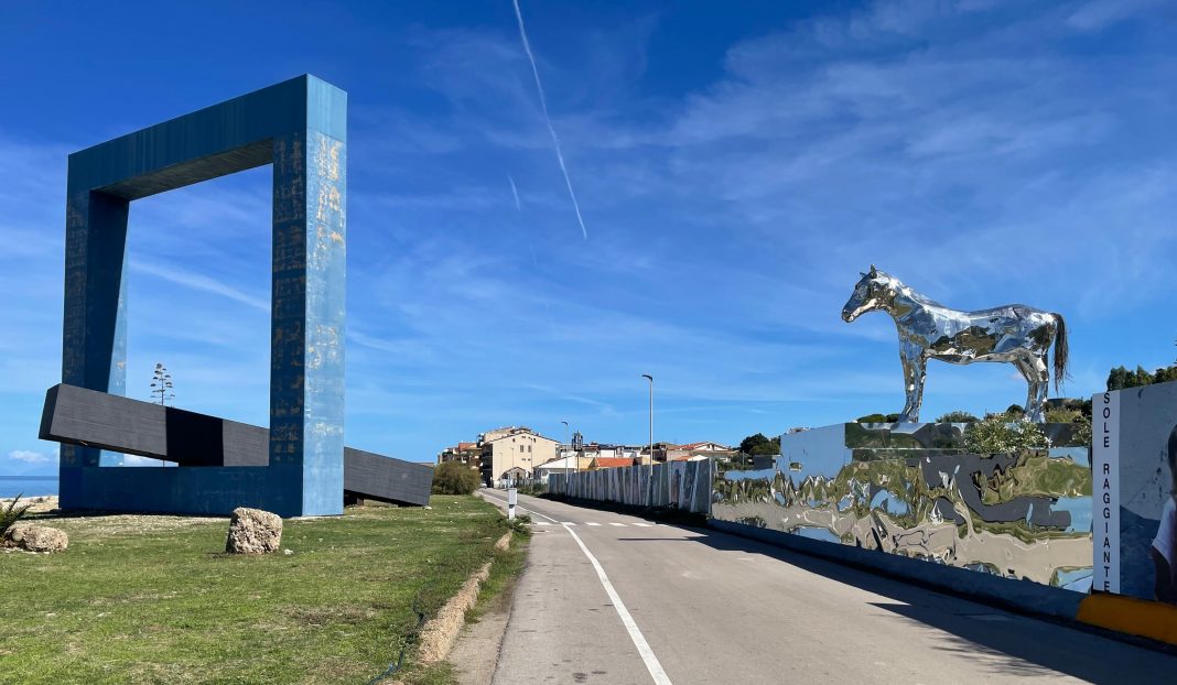 Le 5 Generazionihttps://www.exibart.com/repository/media/formidable/11/img/491/Opere-site-specific-Atelier-sul-Mare-ph.-Calogero-Barba-3-1068x622.jpeg