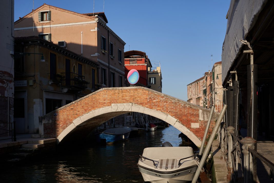 Jan Kaláb – Geometry of Reflectionshttps://www.exibart.com/repository/media/formidable/11/img/492/MAGMA-gallery_Jan-Kalab_Venezia-1068x712.jpg