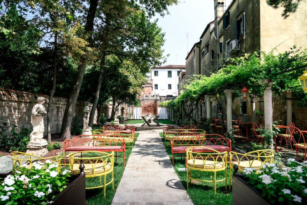 Emilio Ferro – Garden Wonderhttps://www.exibart.com/repository/media/formidable/11/img/4b7/Excess-Venice-Garden-2-1068x712.jpg