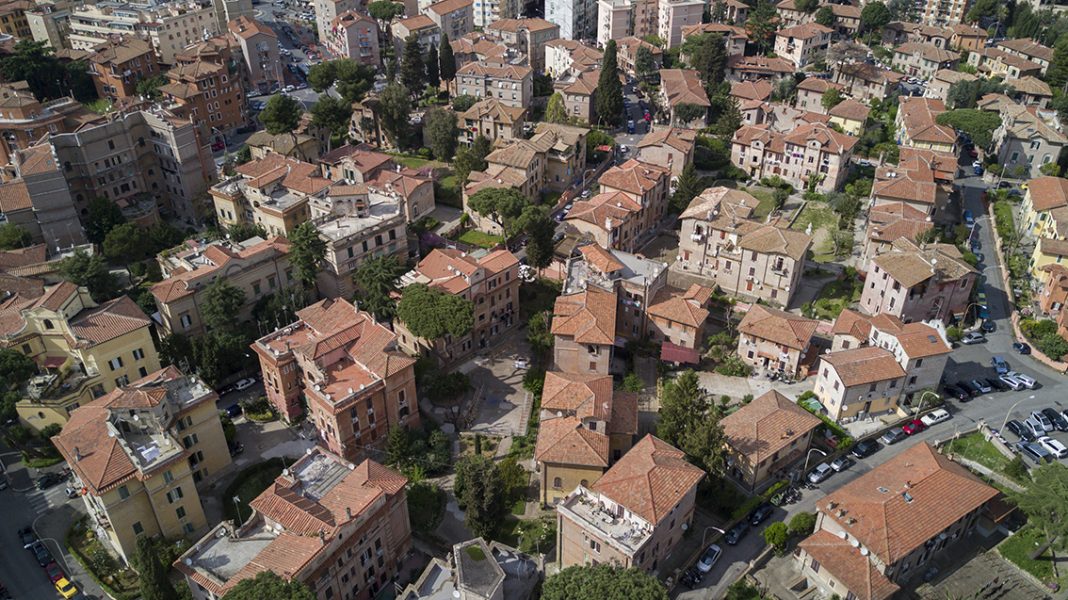 Patrizia Genovesi – Garbatella, la città giardino. Architettura e coscienza nell’era digitalehttps://www.exibart.com/repository/media/formidable/11/img/4b8/Patrizia-Genovesi-photographer-Garbatella-rid-1068x600.jpg