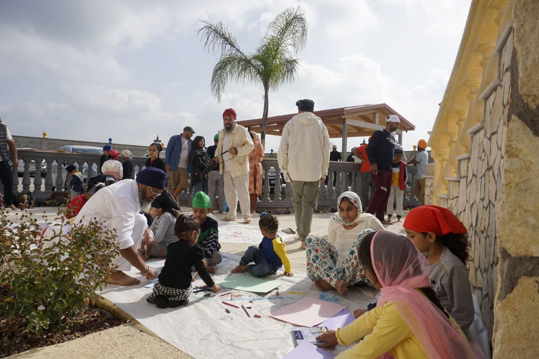 Oh, ah, si! sul fiume fuori rottahttps://www.exibart.com/repository/media/formidable/11/img/4bf/Gurudwara-Sahib-esplorazione-tempio-Sikh-cancello-ed-arnone-ph.-Nicola-Dambrosio-2-1068x712.jpg
