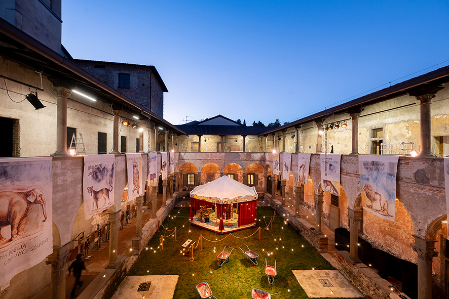 Il Luna Park delle Meravigliehttps://www.exibart.com/repository/media/formidable/11/img/4c6/Luna-Park-delle-Meraviglie_foto-di-Gianfranco-Rota-1.jpg