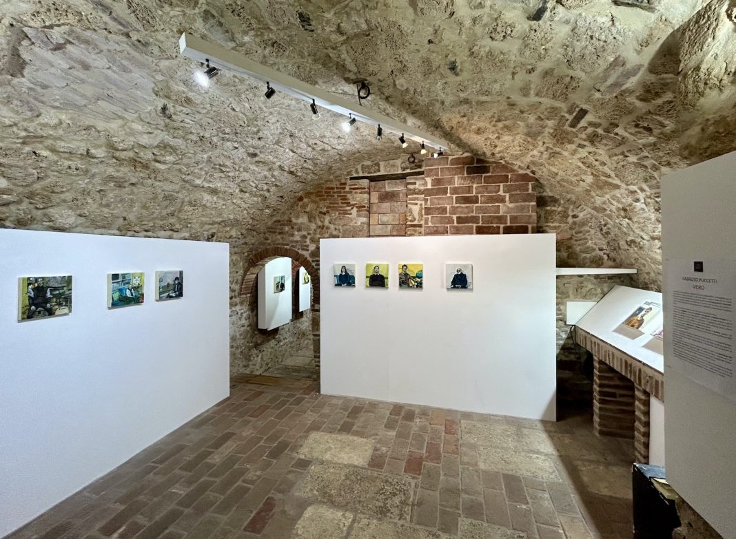 Fabrizio Puccetti – Verohttps://www.exibart.com/repository/media/formidable/11/img/50c/Fabrizio-Puccetti_VERO_Galleria-Spaziografico_Massa-Marittima_40-1068x783.jpeg