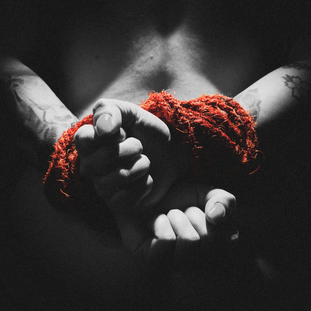 Armando Casalino – Il filo rosso della vitahttps://www.exibart.com/repository/media/formidable/11/img/527/13-mostra-il-filo-rosso-della-vita_A-copia-2-1068x1068.jpg