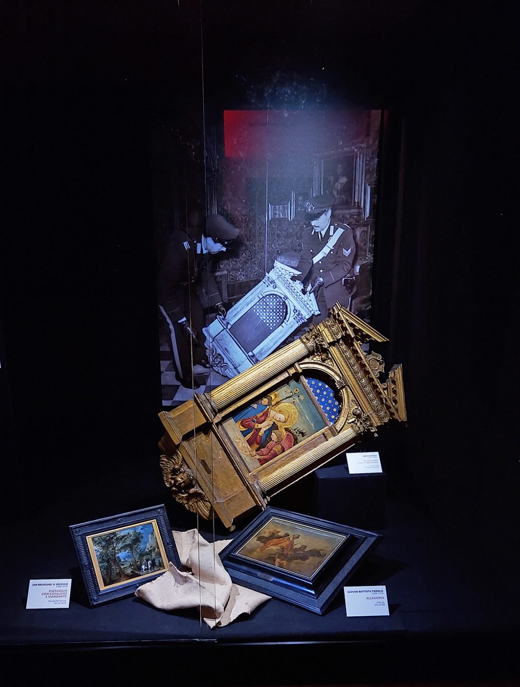 Giallo allo Stibbert. Storie di furti e recuperihttps://www.exibart.com/repository/media/formidable/11/img/543/Allestimento-della-mostra-Giallo-allo-Stibbert-2-1068x1410.jpg