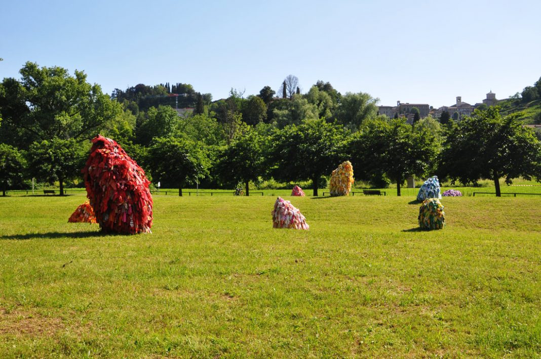 LAND ART | OPERA PARTECIPATA di e con LISA MARTIGNONIhttps://www.exibart.com/repository/media/formidable/11/img/54b/LISA-MARTIGNONI-LAND-ART-1068x710.jpg