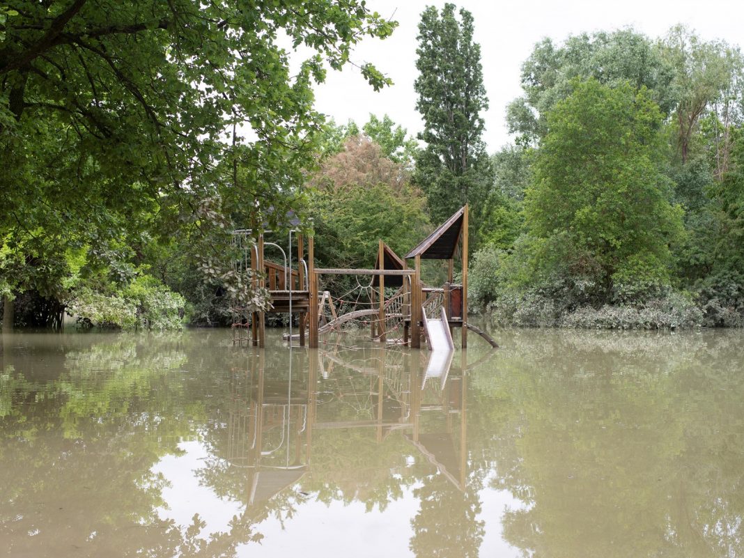 Silvia Camporesi – Fragile Sublimehttps://www.exibart.com/repository/media/formidable/11/img/582/Silvia-Camporesi-Fragile-sublime-2023-stampa-su-tessuto-100-PL-di-Dino-Zoli-Textile-100x140-cm-1068x801.jpg