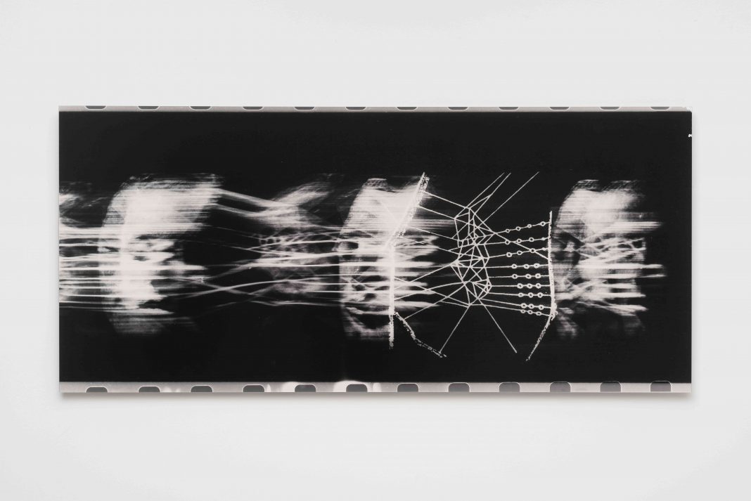 UNA CERTA IDEA DI PRECISIONEhttps://www.exibart.com/repository/media/formidable/11/img/5b3/Paolo-Gioli-Volto-attraverso-tela-di-ragno-1995-2001-stampa-ai-sali-d_argento-53-x-119-cm-1068x713.jpg