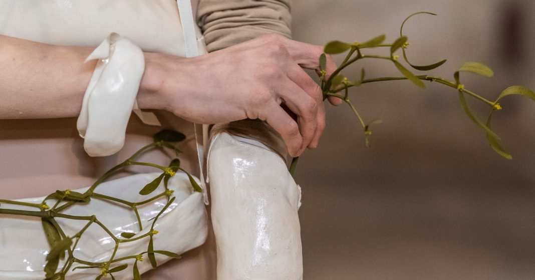 Samira Mosca – Il corpo della mente. Esercizi di cura ed empatiahttps://www.exibart.com/repository/media/formidable/11/img/5cd/openingmostra-1068x559.jpg