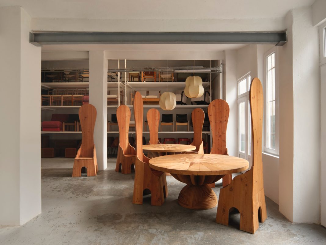 Mario Ceroli – Teatro domesticohttps://www.exibart.com/repository/media/formidable/11/img/5d2/01_Teatro-Domestico-Carrozzeria900-1068x801.jpeg