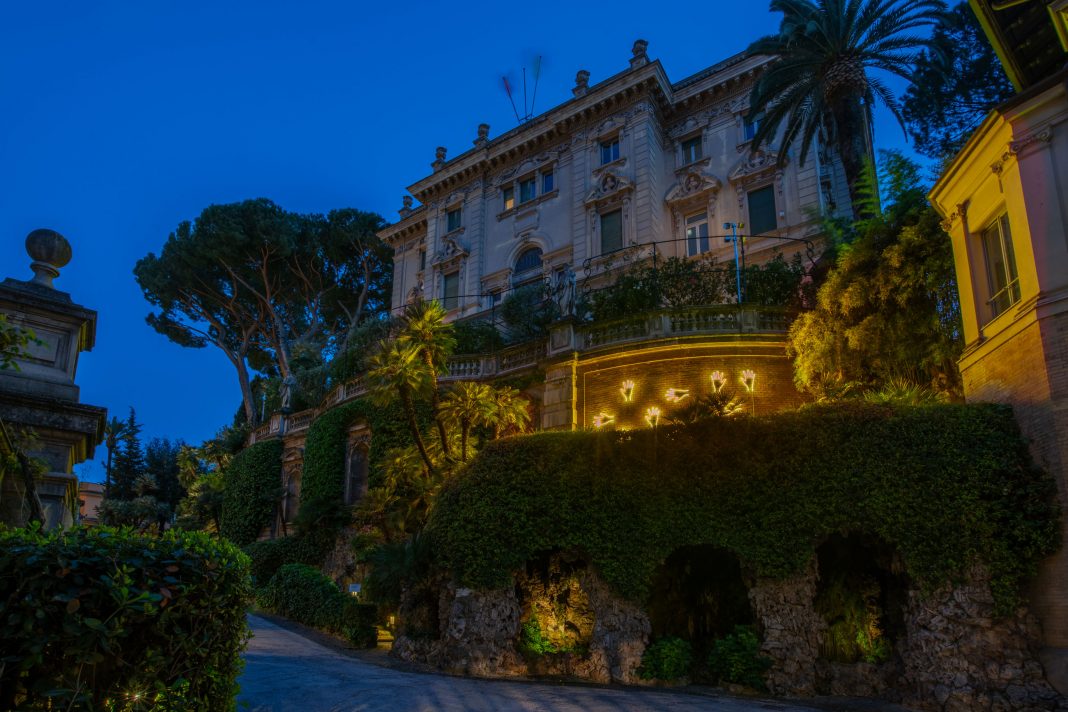 Mai-Thu Perret – Untitledhttps://www.exibart.com/repository/media/formidable/11/img/5e3/Mai-Thu-Perret-1068x712.jpg