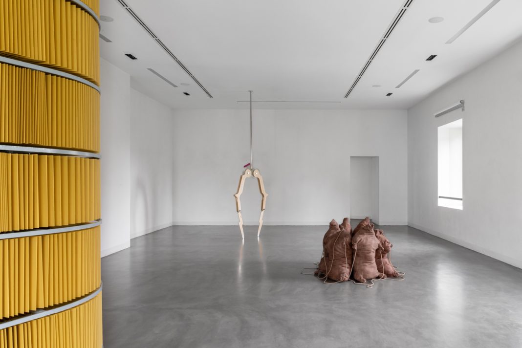 Cinque alla Prima – Sculturahttps://www.exibart.com/repository/media/formidable/11/img/5ef/G.A.T_Area_Treviglio_7-06-25_LQ-2-1068x712.jpg