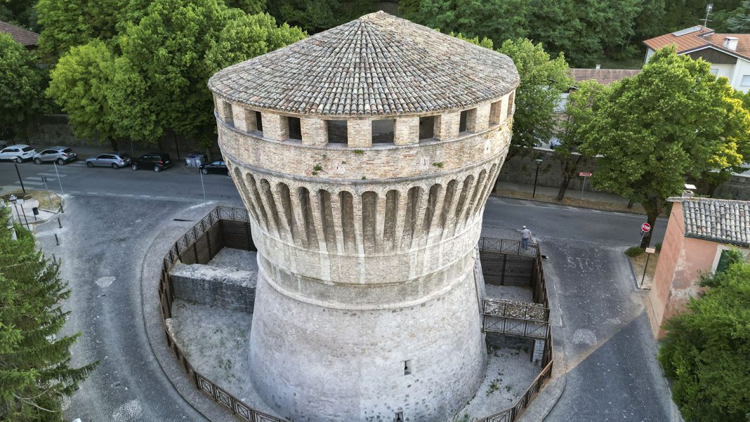 Città di Cagli (PU) – Pesaro 2024/50×50 Capitali al quadratohttps://www.exibart.com/repository/media/formidable/11/img/5f4/CAGLI_Torre-Martiniana-b_Ph-Maurizio-Tagliatesta-1-1068x601.jpg