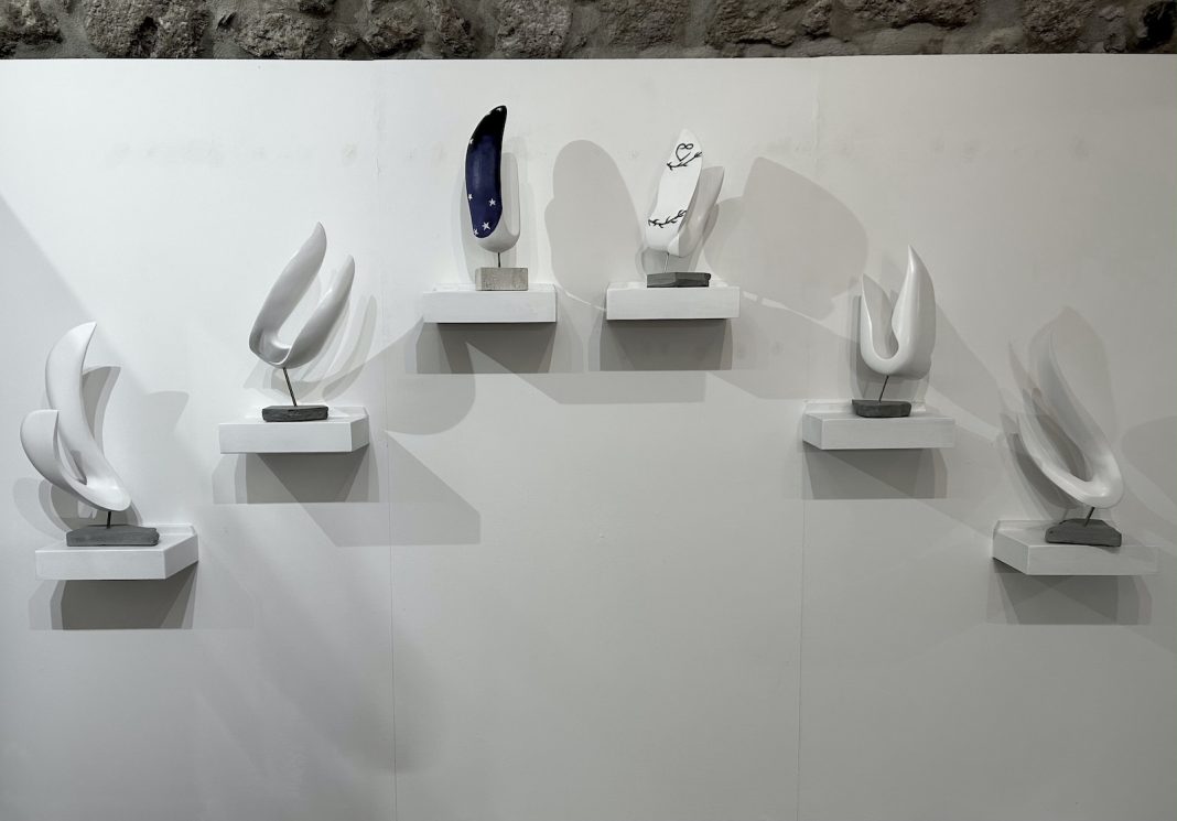 Pier Luigi Vanni – Elevarsihttps://www.exibart.com/repository/media/formidable/11/img/602/VANNI_Eevarsi_Galleria-Spaziografico_Massa-Marittima_EXIBART_2-1068x745.jpeg