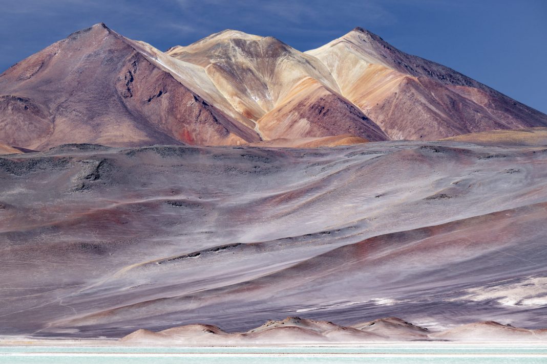 Andrea Borzatta – Discendere o Salirehttps://www.exibart.com/repository/media/formidable/11/img/621/Tra-terra-e-cielo-copia-1068x712.jpg