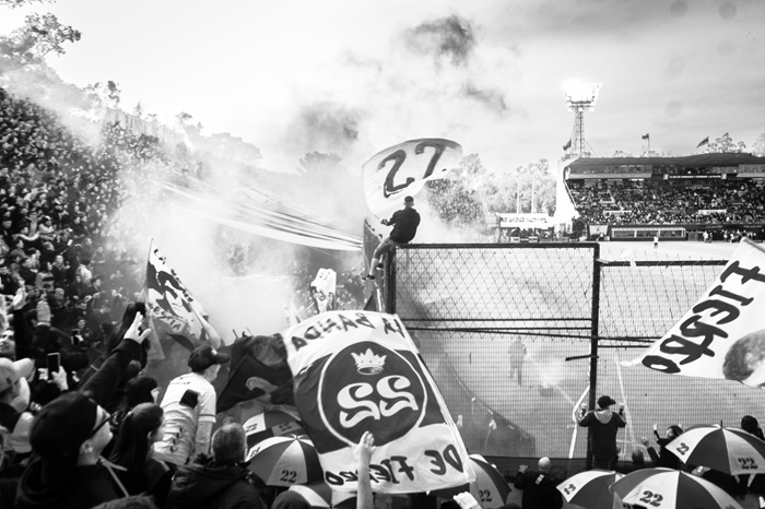 El alma de los Clubes. Tra calcio e comunità: la cultura dei club in Argentinahttps://www.exibart.com/repository/media/formidable/11/img/62b/GIMNASIA-Eterna-Manada-Agustin-Pablo-Piana-Gelp.jpg