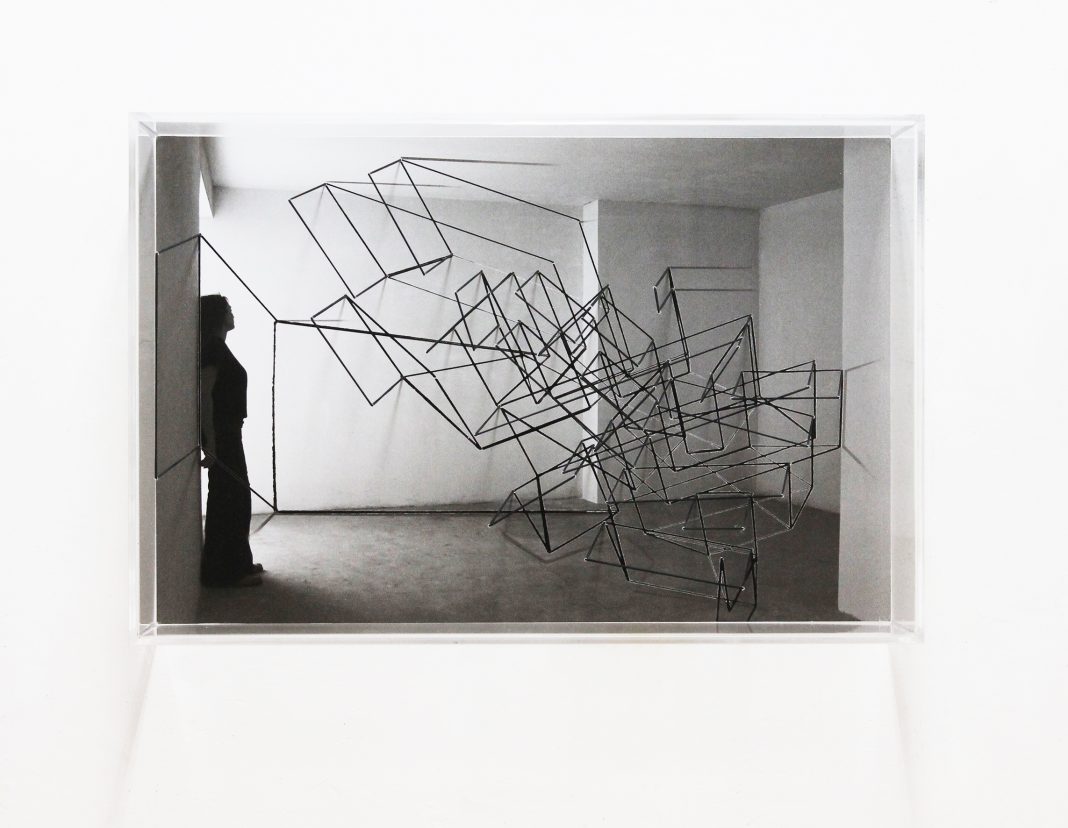 Emanuela Fiorelli – Spaceboxhttps://www.exibart.com/repository/media/formidable/11/img/641/Emanuela-Fiorelli-Spacebox-2024-vinile-filo-elastico-e-plexiglass-1068x828.jpg