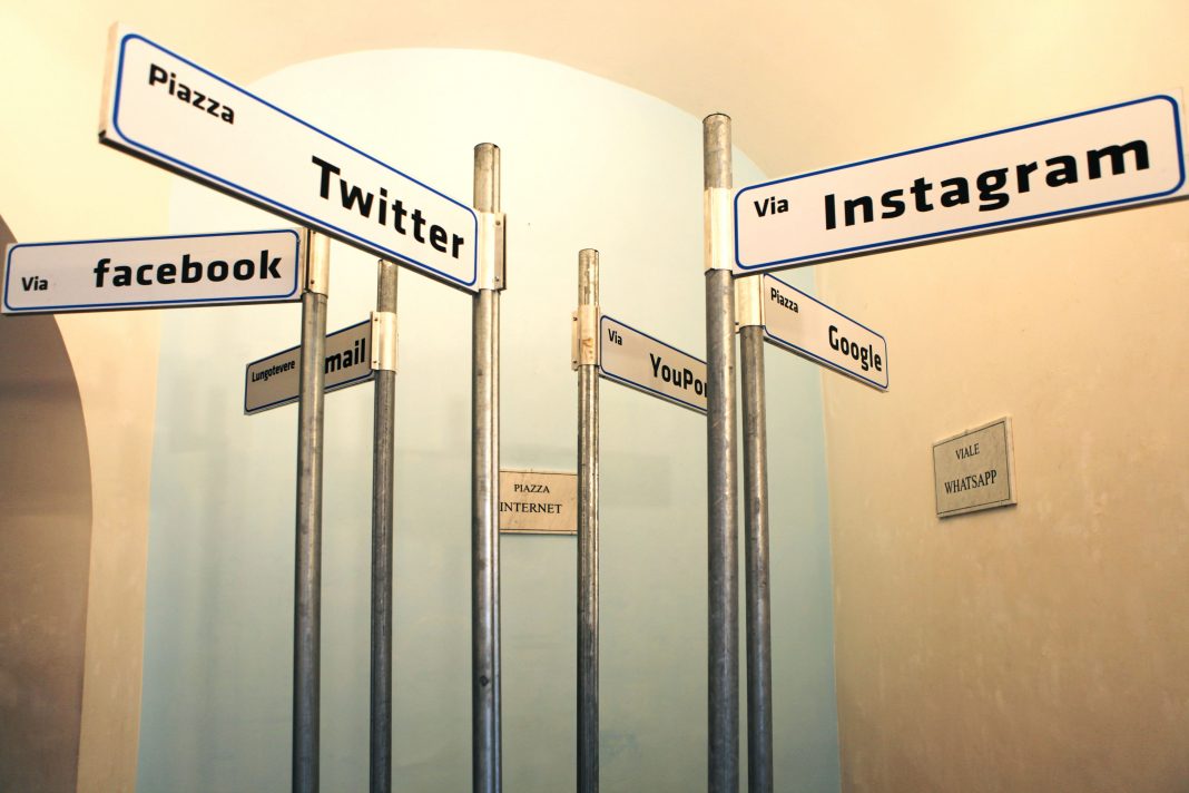 LOOK UPhttps://www.exibart.com/repository/media/formidable/11/img/643/Nuove-Direzioni-di-Simone-Marini-1068x712.jpg