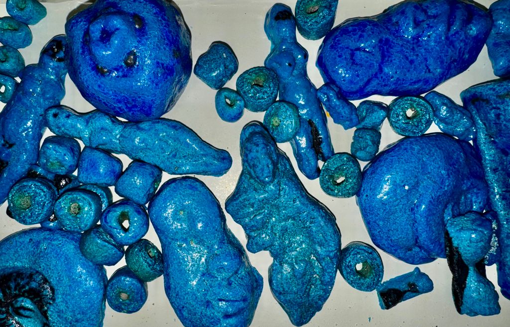 Auriea Harvey – Il grottesco divino: ricerca sui materiali nella faience blu egizianahttps://www.exibart.com/repository/media/formidable/11/img/653/17Fe7TLw.jpeg