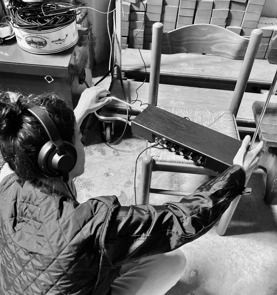 Vittoria Assembri – Traslochi Sonorihttps://www.exibart.com/repository/media/formidable/11/img/65c/VittoriaAssembri_Chiasso_lr-1068x1134.jpg