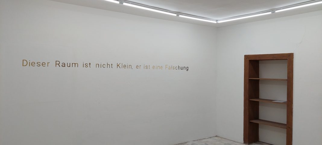Enrico Michieletto – Dieser Raum ist nicht Klein, er ist eine Fälschunghttps://www.exibart.com/repository/media/formidable/11/img/6a7/20250514_170120-1068x481.jpg