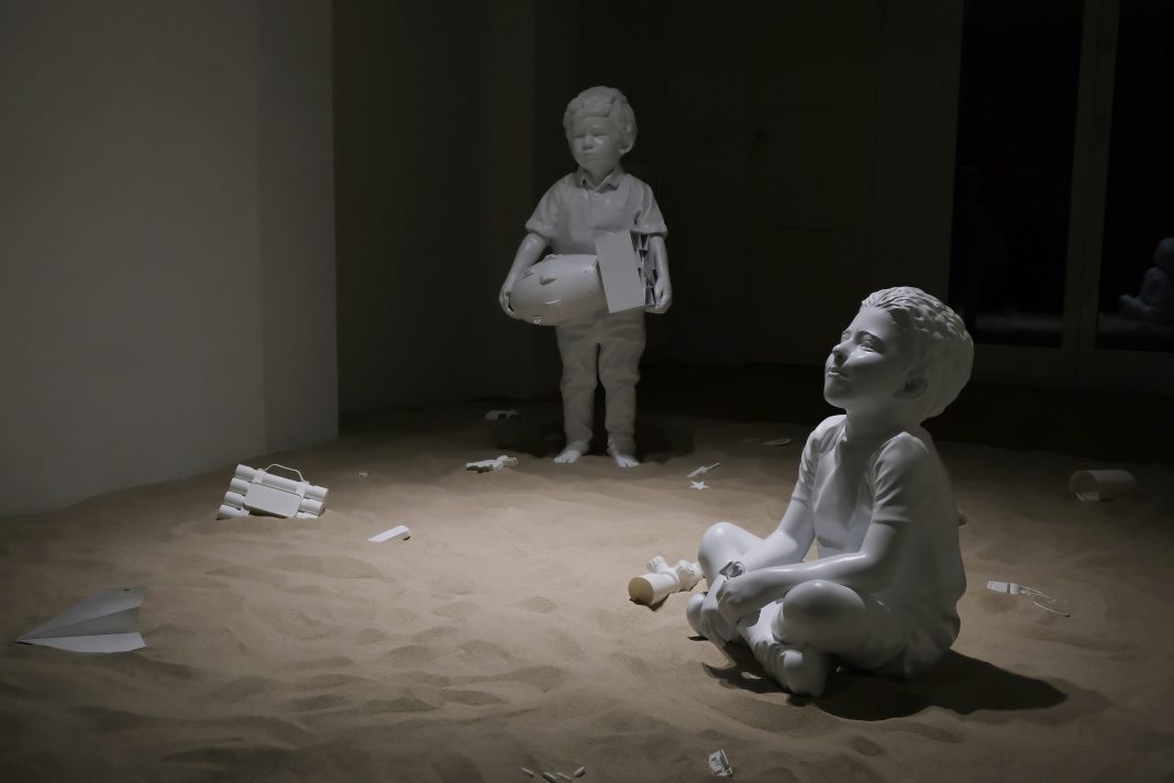 PLAYGROUD | Trovarsi la guerra in giardinohttps://www.exibart.com/repository/media/formidable/11/img/6af/A3-1068x712.jpeg