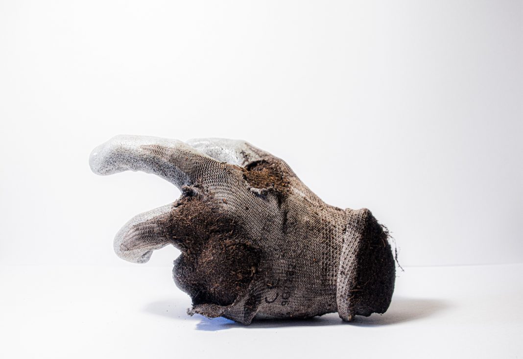 C.A. Castro Lobato – Tobillo Torcido (Caviglia storta)https://www.exibart.com/repository/media/formidable/11/img/6d5/Memorias-Ferales-2024-1068x733.jpg