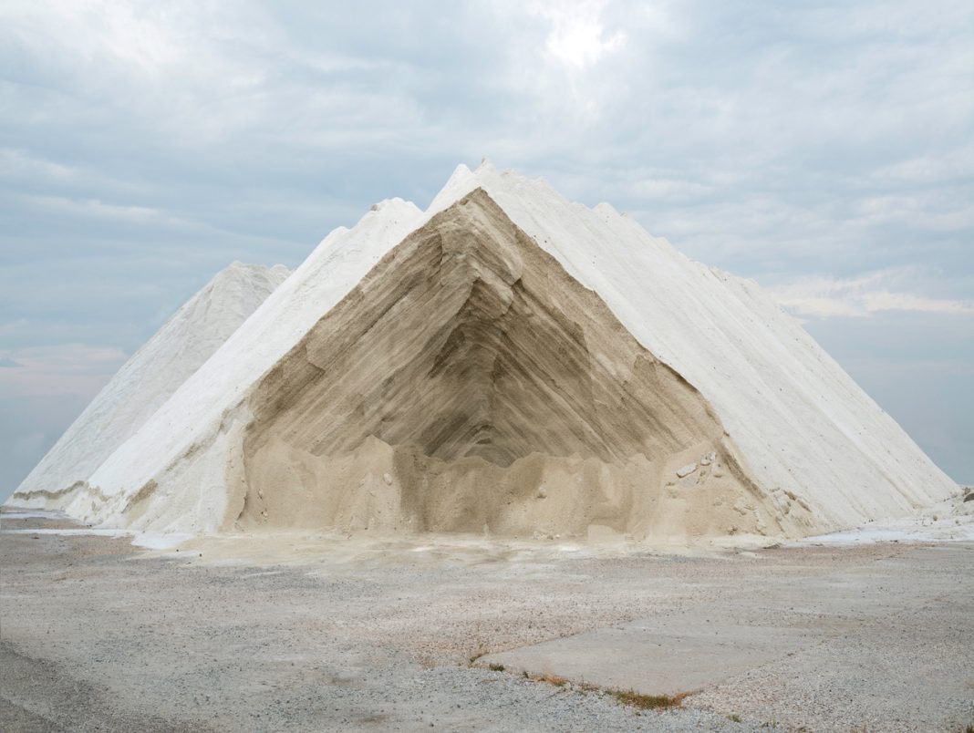 Flat time is the right time. Corpi, luoghi e nature morte dalla collezione Pier Luigi Gibellihttps://www.exibart.com/repository/media/formidable/11/img/6f2/07_Silvia-Camporesi-_Casa-del-sale-Cervia-2017-inkjet-print-Courtesy-the-artist-1068x804.jpeg