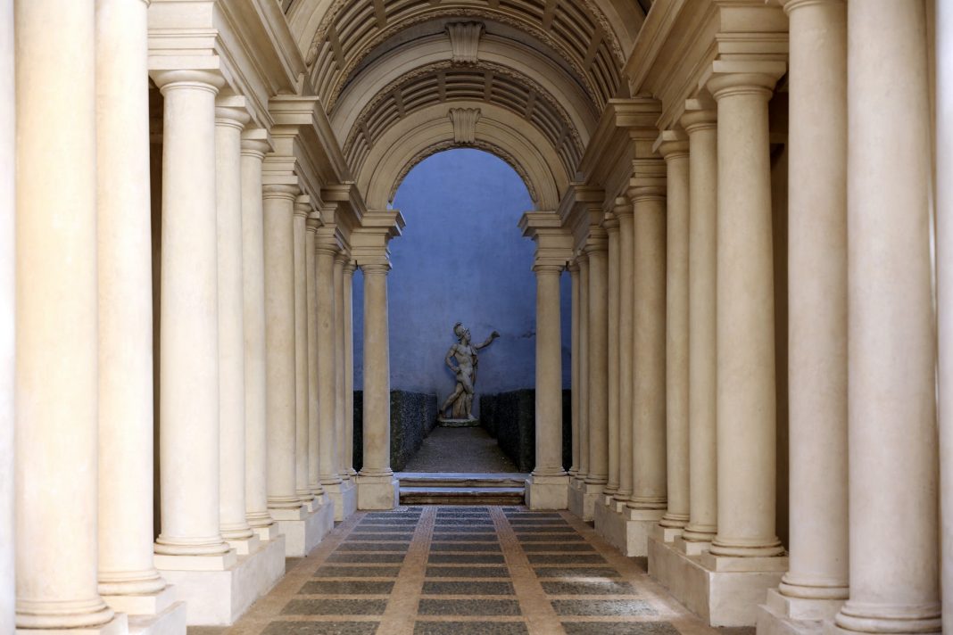 Roma Secret Baroque. I segreti di Roma mai visti primahttps://www.exibart.com/repository/media/formidable/11/img/6f9/Galleria-prospettica-del-Borromini-a-Palazzo-Spada-1068x712.jpg