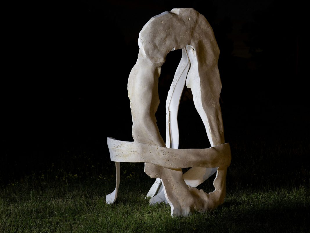 Armonie di pietra. Il paesaggio delle Marche nelle sculture di Giuliano Giulianihttps://www.exibart.com/repository/media/formidable/11/img/705/OLTRE-Q-DI-QUADRO-170x114x94-cm-travertino-e-resina-1068x801.jpg