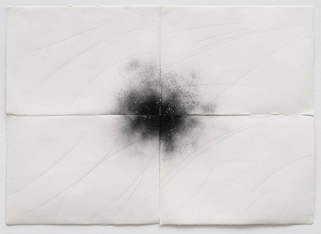 Rosella Restante. Latitudinehttps://www.exibart.com/repository/media/formidable/11/img/754/GBE7810-1068x778.jpg