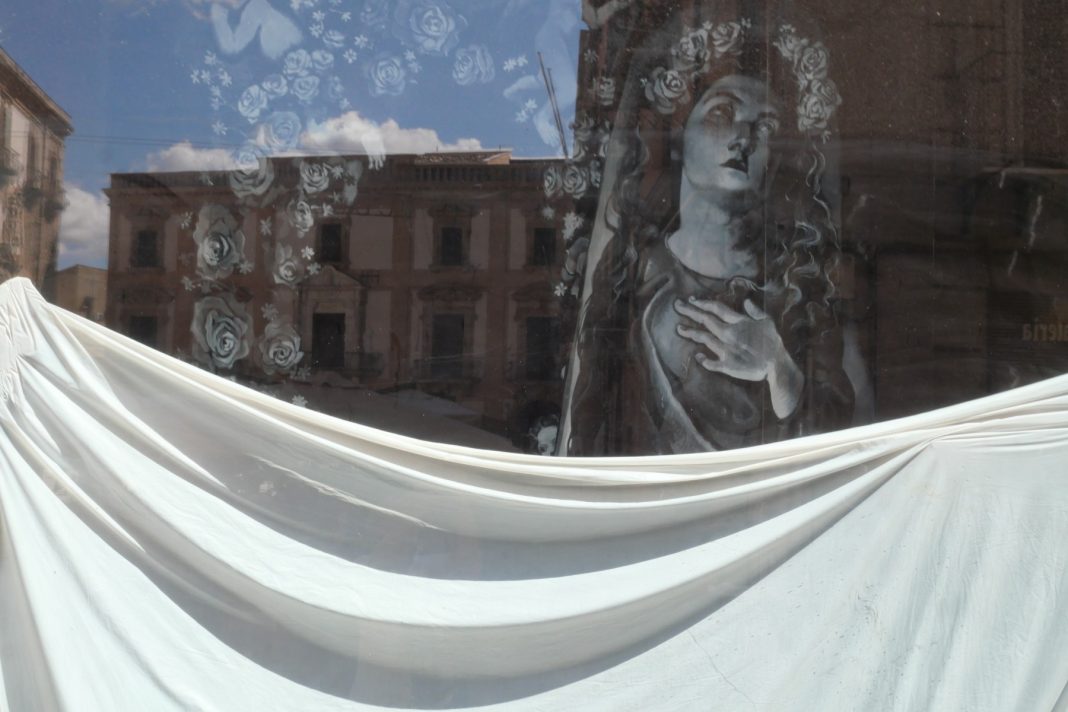 IO ROSALIA:  l’opera site-specific di Nicola Console inaugura  le attività del Riso per il 401° Festino di Santa Rosaliahttps://www.exibart.com/repository/media/formidable/11/img/762/1_IO-ROSALIA-ppera-in-fase-di-allestimento-del-Museo-Riso_ph.-Fabio-Sgroi-1068x712.jpg