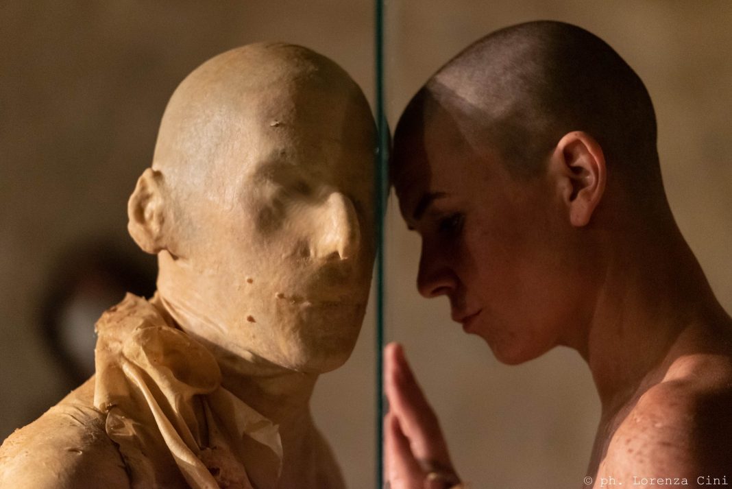 1 9 Monologuehttps://www.exibart.com/repository/media/formidable/11/img/784/VestAndPage-10monologue-©-Lorenza-Cini-2021-1068x713.jpg