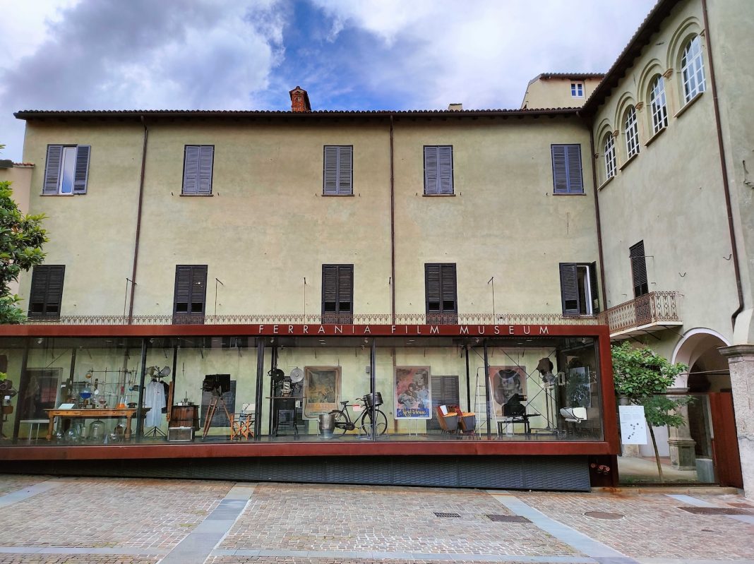 Una rete in viaggio. Ritratti di Fotografia/Ritratto ufficiale e non ufficialehttps://www.exibart.com/repository/media/formidable/11/img/79d/Ferrania-Film-Museum-esteri.-1068x799.jpg