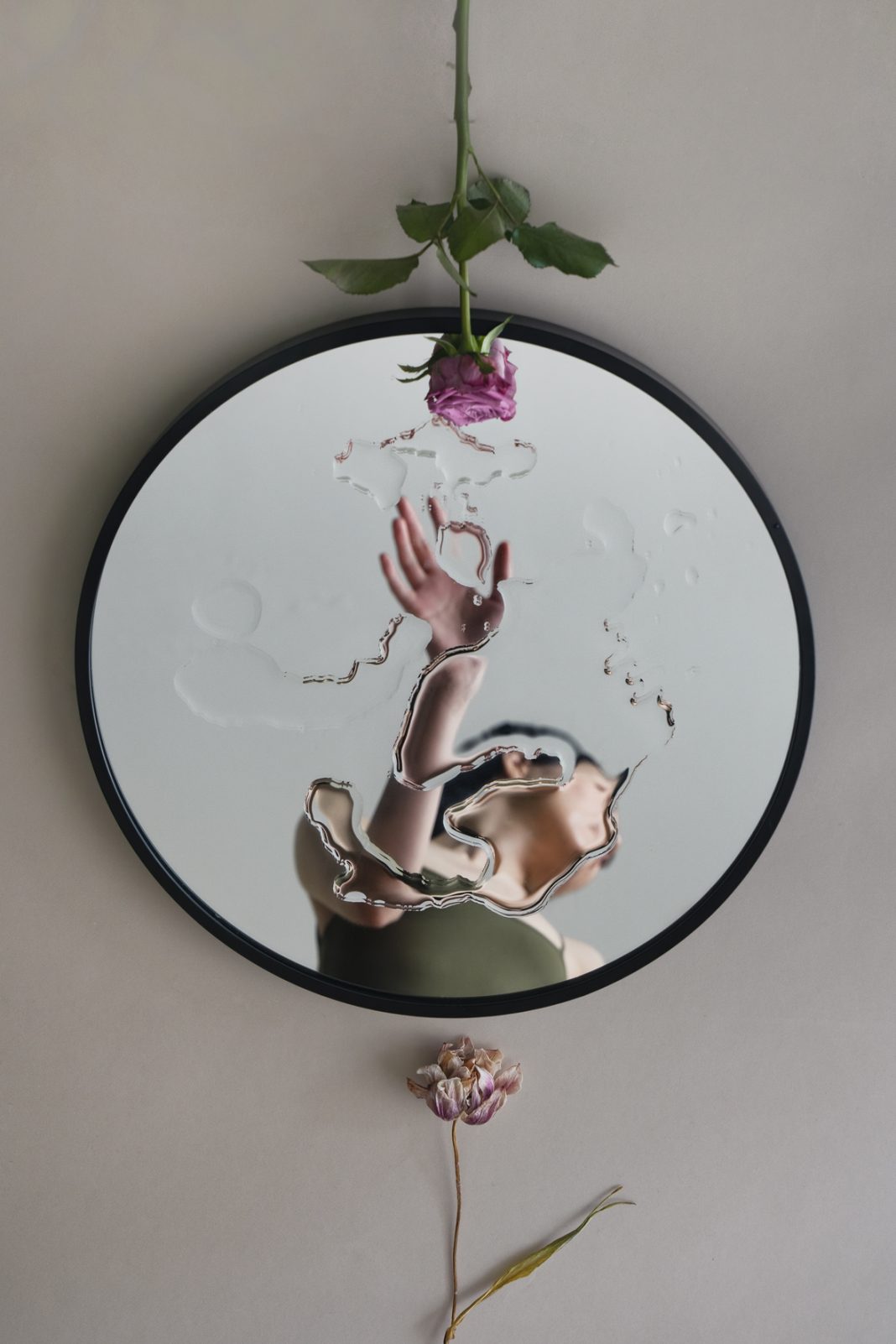 Ziqian Liu – s/componimentihttps://www.exibart.com/repository/media/formidable/11/img/7c0/Ziqian-Liu-2020-Between-bloom-and-wilt-1068x1602.jpg